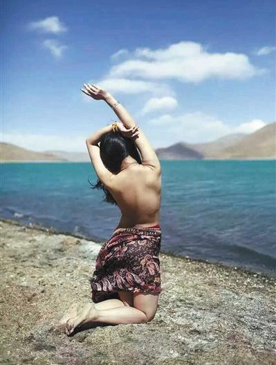 Elle pose nue près d'un lac sacré tibétain