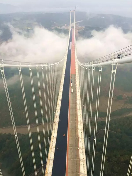 Le plus haut pont suspendu d'Asie bientôt ouvert au trafic 
