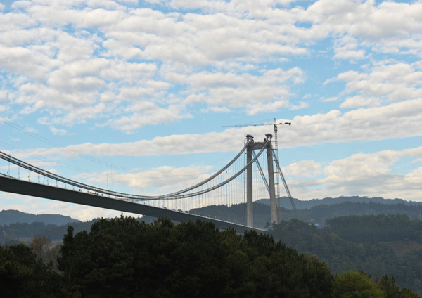 Le plus haut pont suspendu d'Asie bientôt ouvert au trafic 