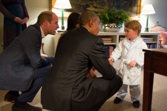 Le petit prince George reçoit les Obama en pyjama