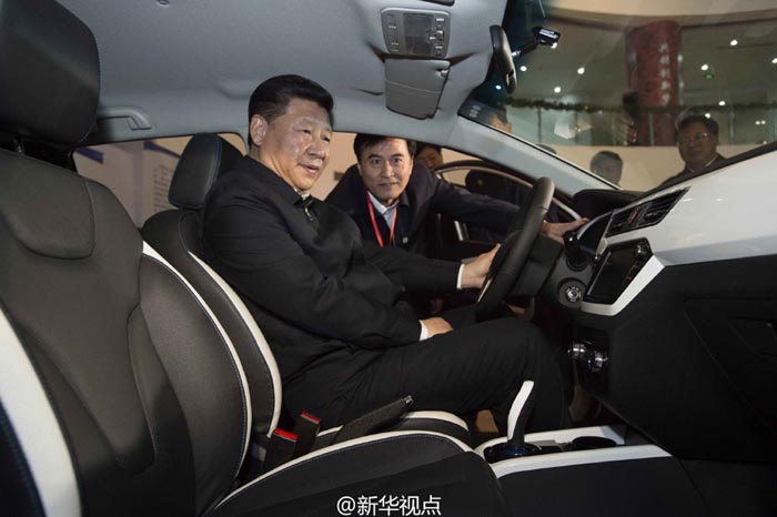 Deux humanoïdes saluent le président Xi Jinping