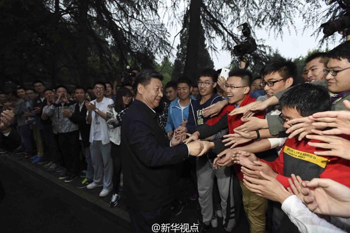 Deux humanoïdes saluent le président Xi Jinping