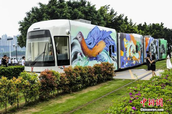 Un tramway de Guangzhou décoré par des artistes chinois et étrangers du graffiti