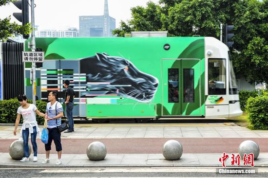 Un tramway de Guangzhou décoré par des artistes chinois et étrangers du graffiti