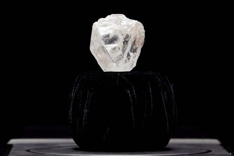 Un énorme diamant de 1109 carats mis aux enchères le mois prochain à Londres