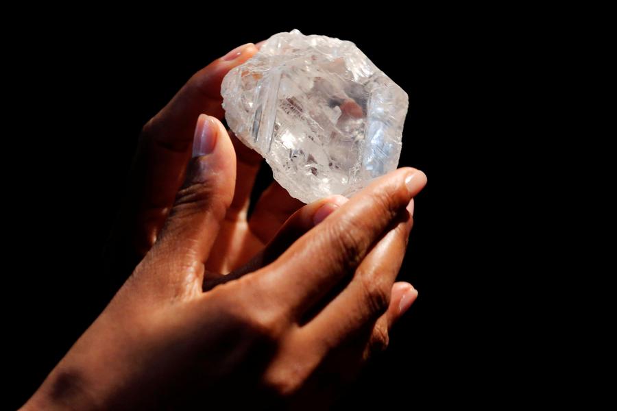 Un énorme diamant de 1109 carats mis aux enchères le mois prochain à Londres