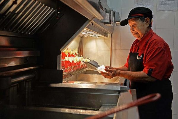 A 92 ans, la Singapourienne Goh Gwek Eng est la plus vieille employée de McDonald's du monde