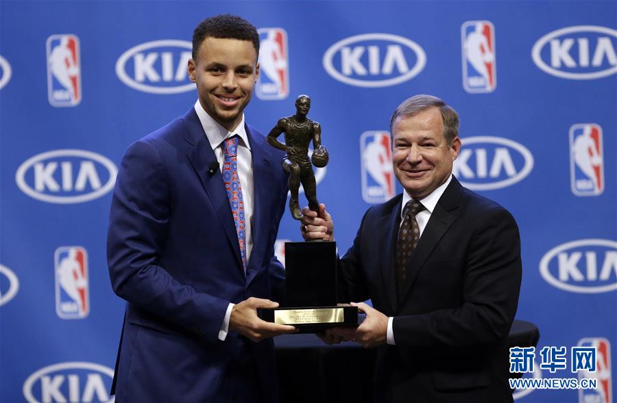 NBA : Stephen Curry élu MVP à l'unanimité, une première dans l'histoire