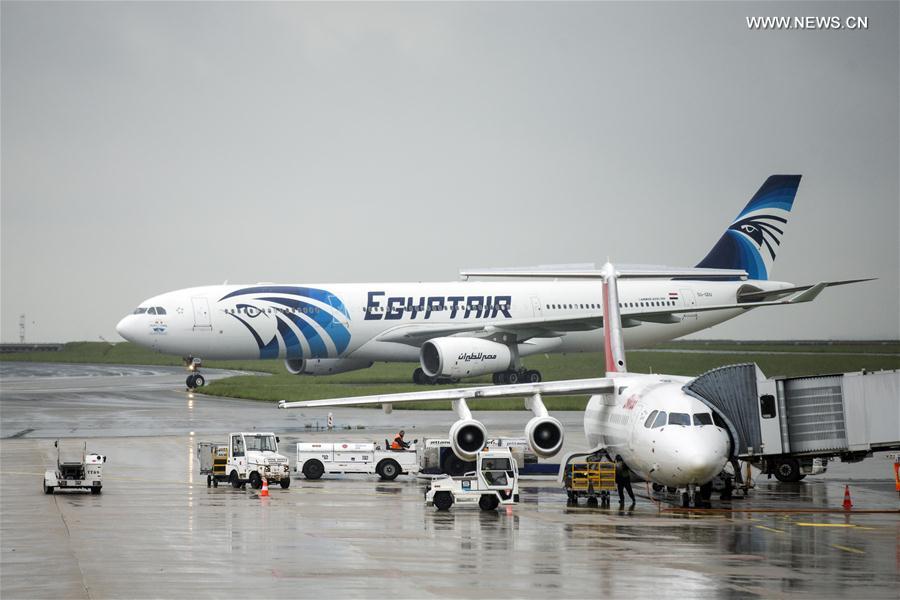 EgyptAir annonce que des débris de l'appareil disparu ont été retrouvés près d'une île grecque