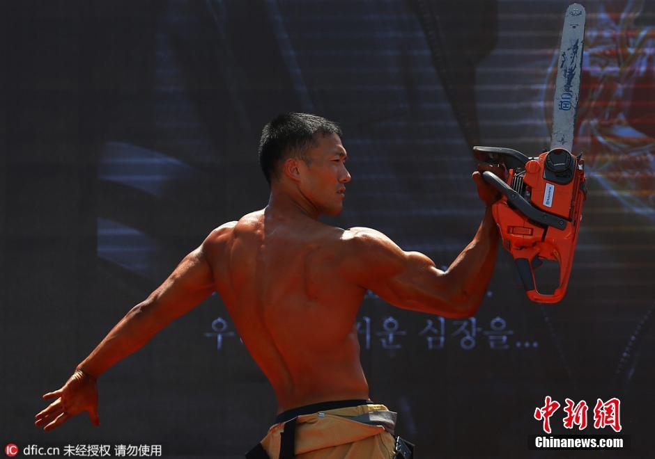 Un concours musclé des pompiers sud-coréens  