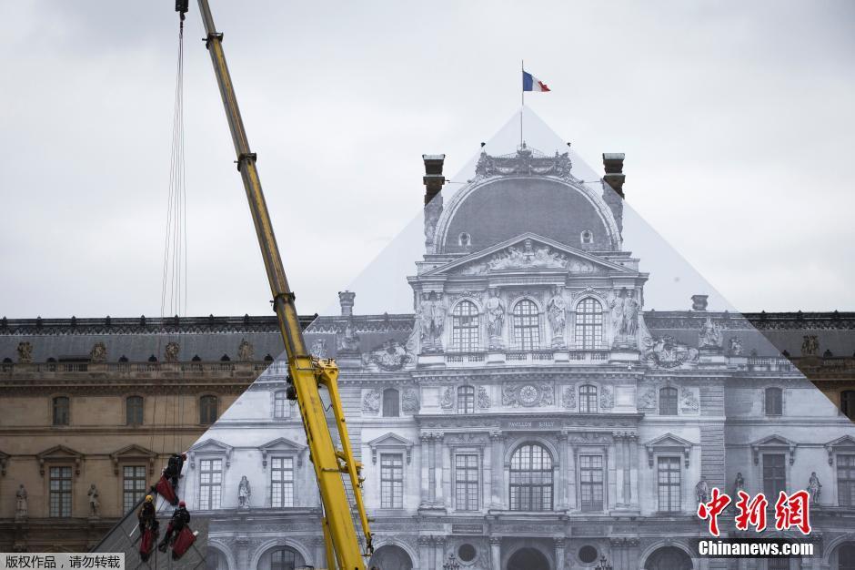France : JR fait disparaître la pyramide du Louvre
