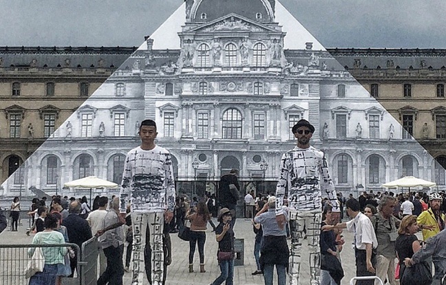 JR et l'artiste chinois Liu Bolin se font disparaître devant le Louvre