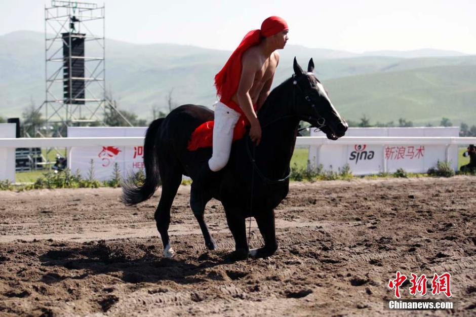 Des chevaux Akhal-Teke au Grand prix national du Xinjiang 
