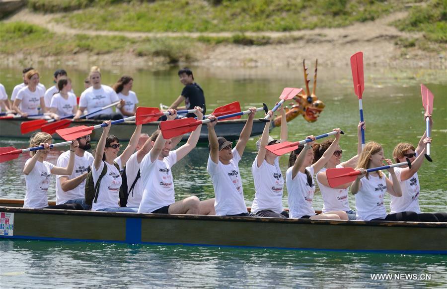 Croatie : compétition de bateaux-dragons