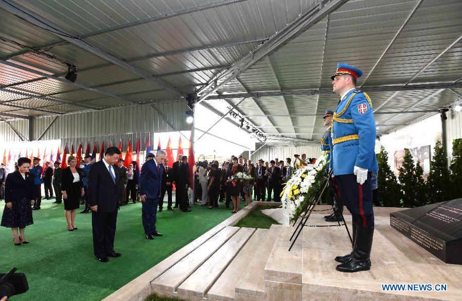 Xi Jinping et Peng Liyuan rendent hommage aux victimes tombées en héros pendant le bombardement de l'ancienne ambassade de Chine en Yougoslavie