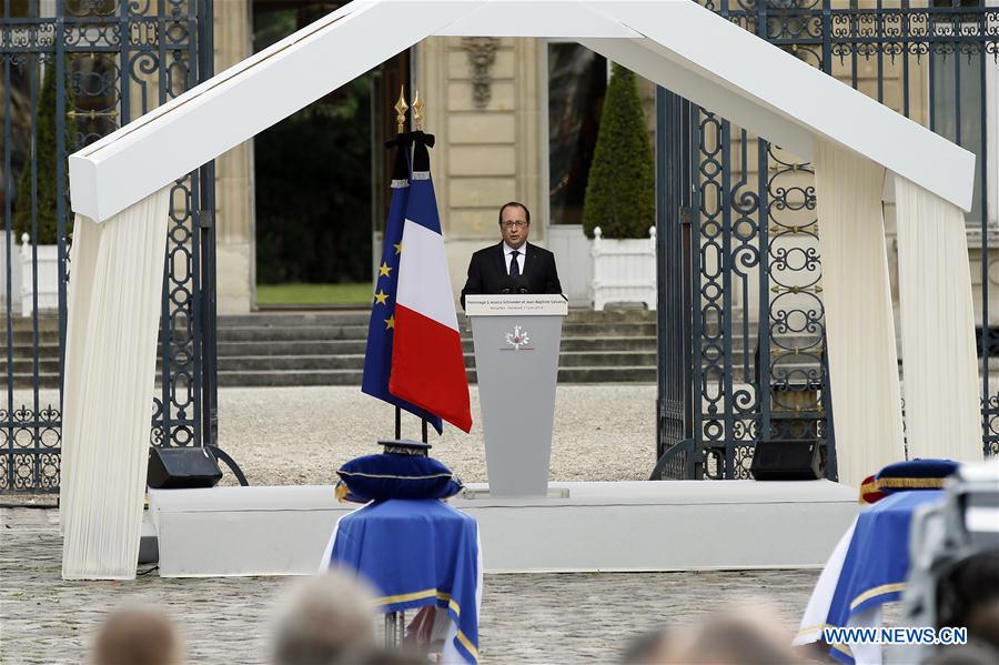 France : François Hollande rend hommage aux deux agents de police assassinés lundi