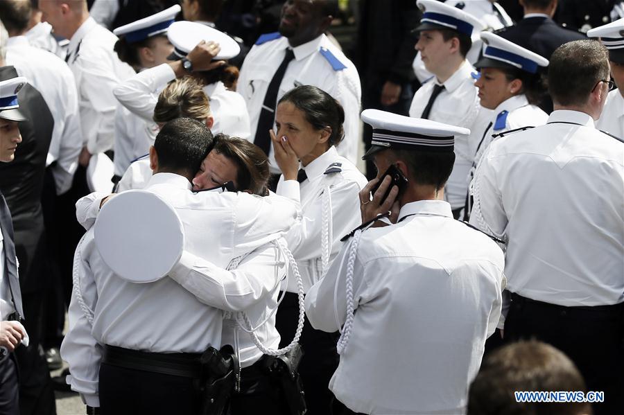 France : François Hollande rend hommage aux deux agents de police assassinés lundi