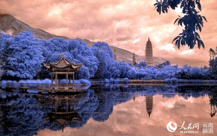 Les trois pagodes de Dali deviennent un monde de rêve grâce à la photo infrarouge