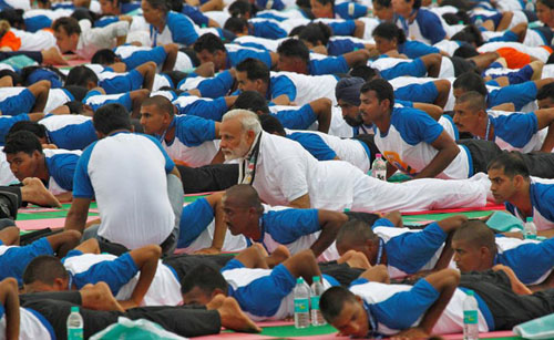 Narendra Modi conduit les célébrations de la 2e Journée internationale du yoga en Inde