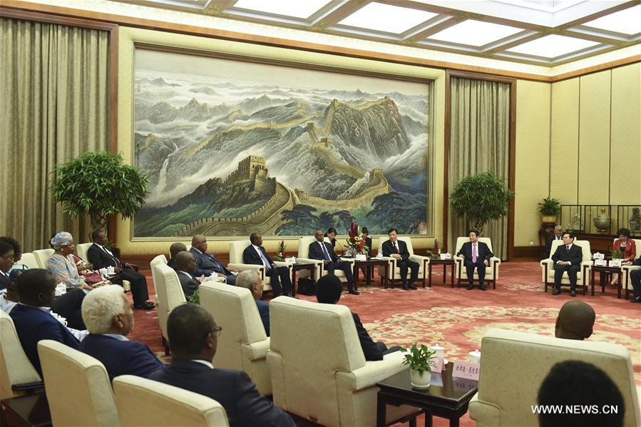 Liu Yunshan rencontre des représentants ayant participé au forum de coopération des médias sino-africains