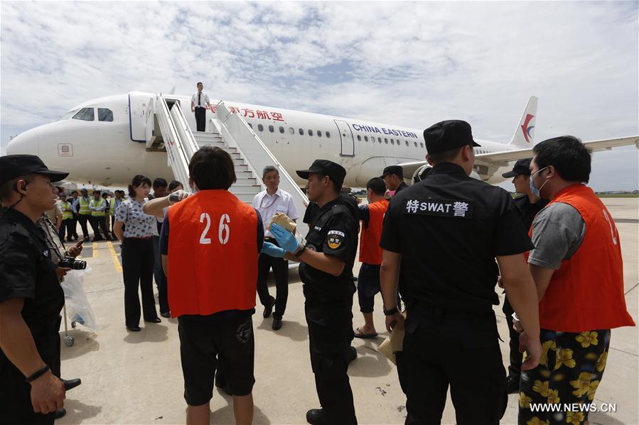 Extradition vers la Chine de 81 suspects de fraude par téléphone depuis le Cambodge et le Laos