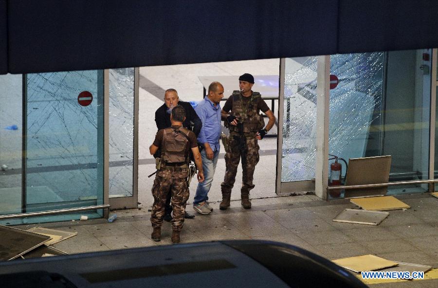 Au moins 28 morts dans un attentat à l'aéroport Atatürk d'Istanbul, tous les vols suspendus