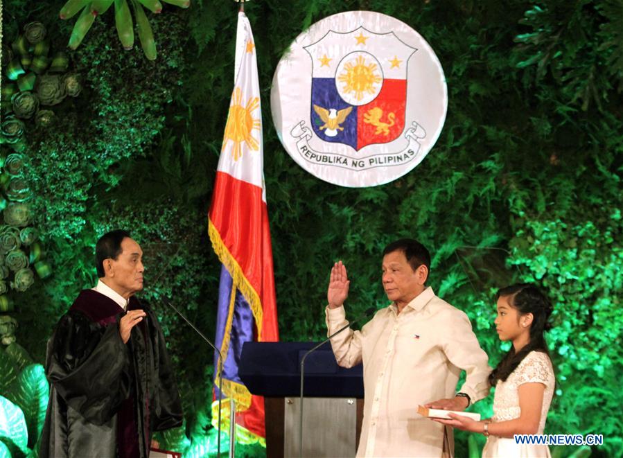 Rodrigo Duterte investi en tant que nouveau président des Phillippines