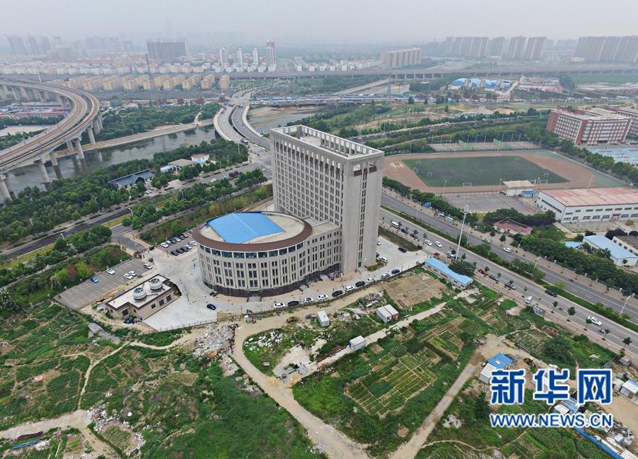 Henan : un bâtiment universitaire en forme de W.C