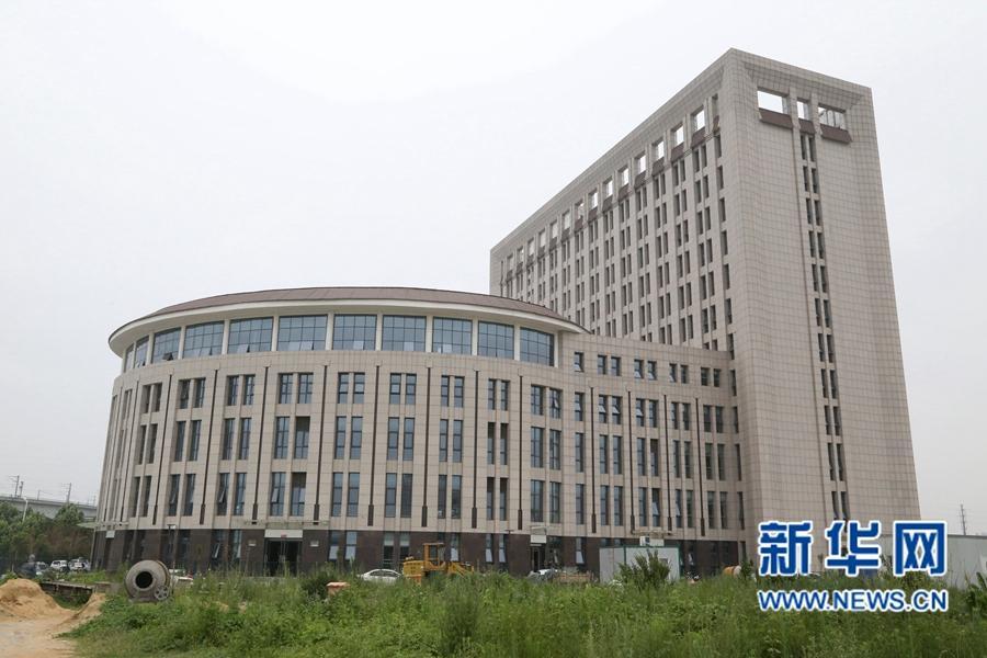 Henan : un bâtiment universitaire en forme de W.C