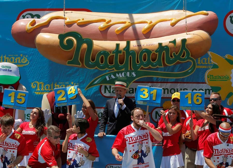 70 hot-dogs avalés en 10 minutes ! L'ancien champion Joey Chestnut reconquiert sa couronne