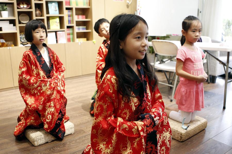 Des costumes de la dynastie des Han pour enfants
