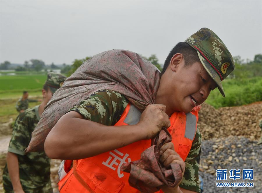 Les soldats, héros dans les opérations de secours face aux inondations