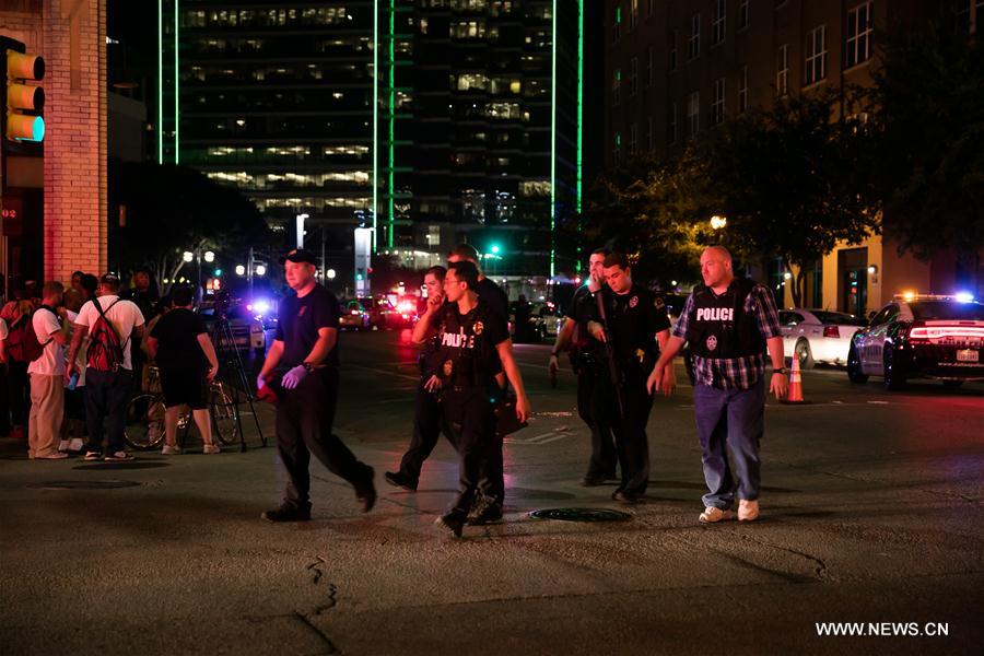 États-Unis: 4 policiers tués par 2 snipers à Dallas