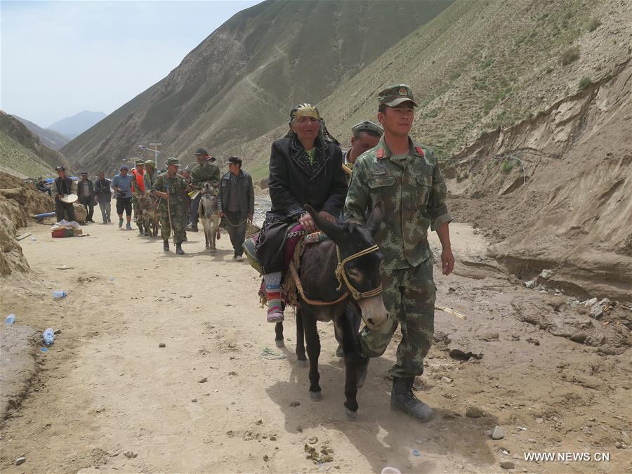 Chine : évacuation de villageois suite à un glissement de terrain massif au Xinjiang