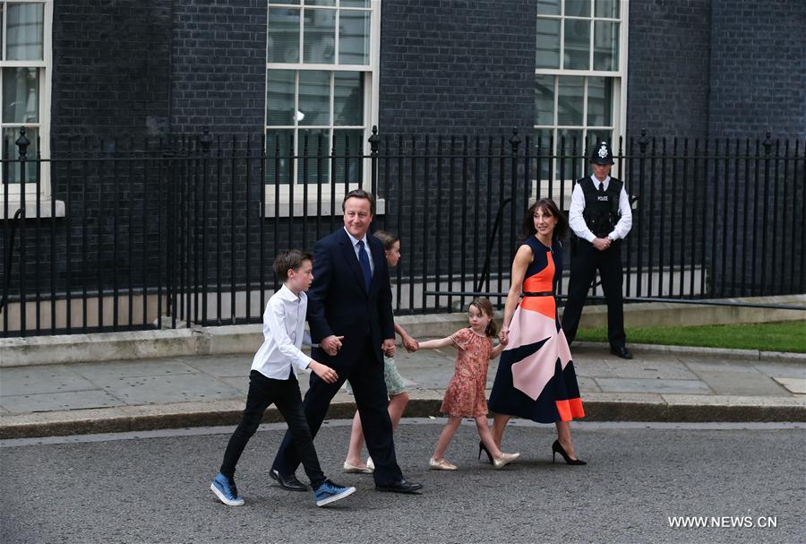 Londres : Cameron passe le pouvoir à Theresa May