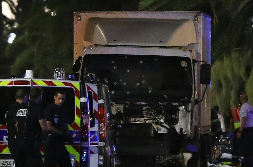 Attaque au camion pendant les fêtes du 14 juillet à Nice, au moins 80 morts