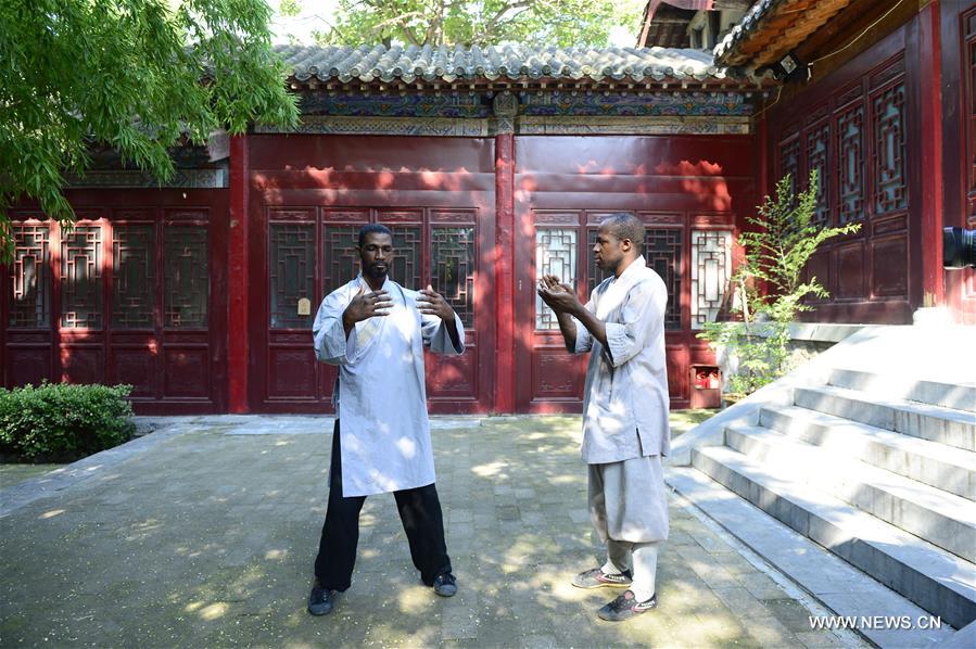 Des jeunes Africains au temple de Shaolin 