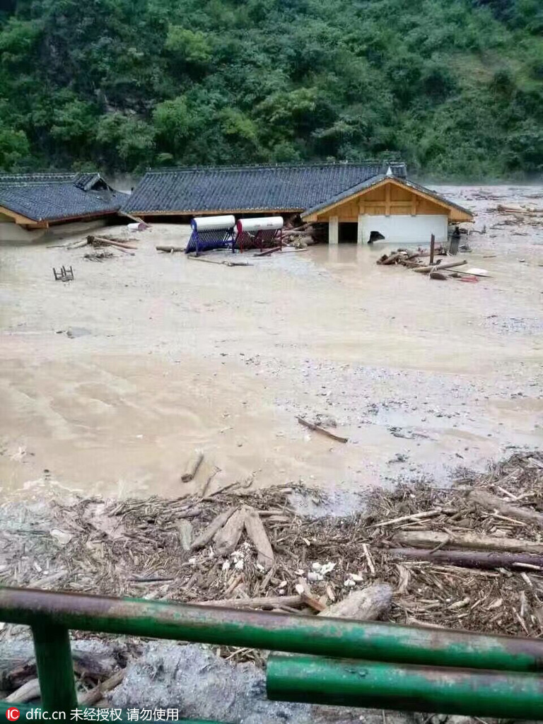 Le Comté de Jiuzhaigou touché par un énorme flux de débris après de fortes pluies