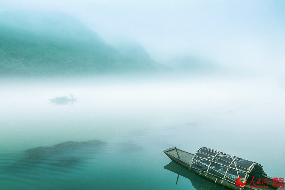 La rivière de Xin'an dans la brume avant l'aube