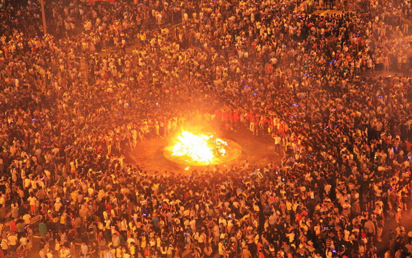 Festival des flambeaux dans les montagne de Liangshan