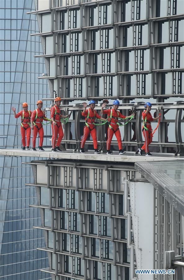 Chine : skywalk à la tour Jinmao de Shanghai