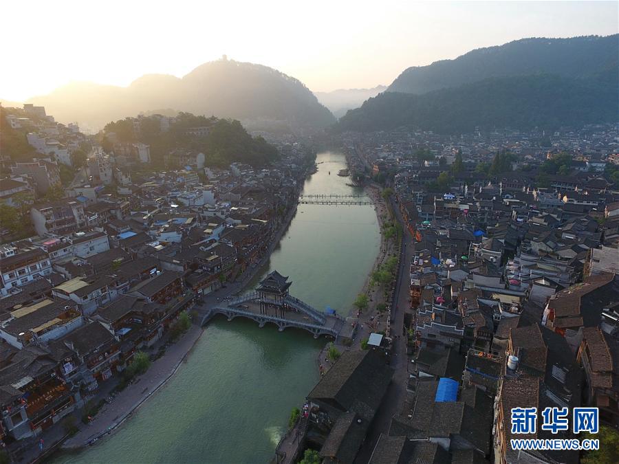 Hunan : la vieille ville de Fenghuang vue du ciel