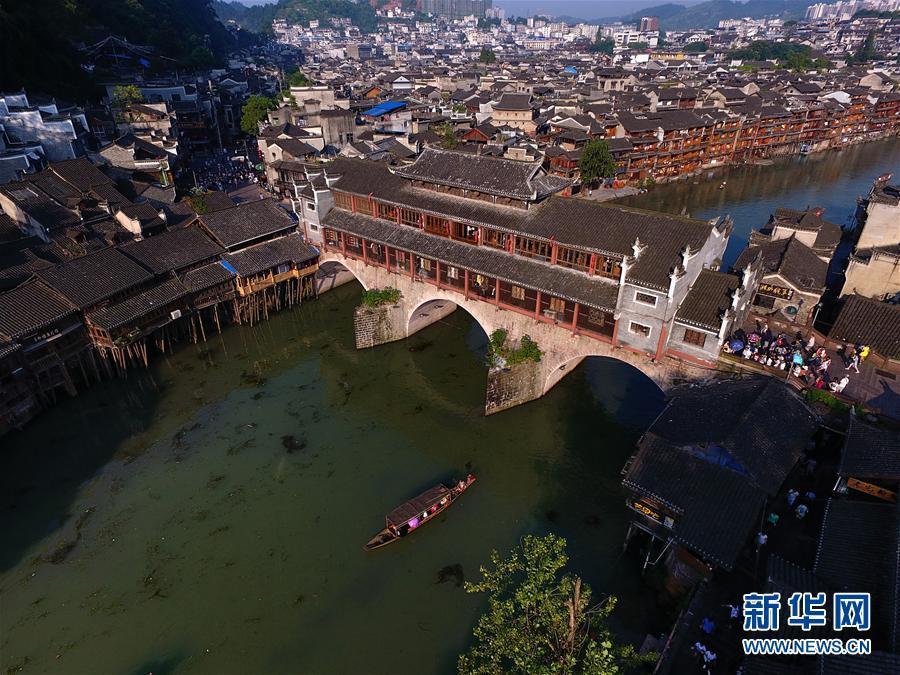 Hunan : la vieille ville de Fenghuang vue du ciel