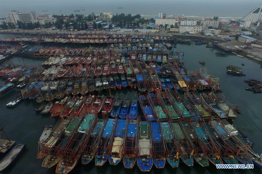Le typhon Nida contraint les bateaux de pêche à rester au port
