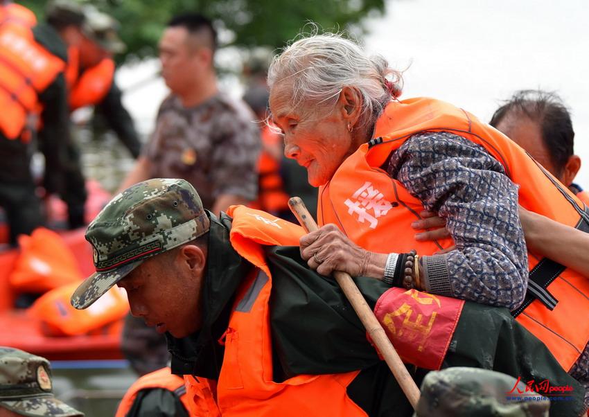 En images : des soldats chinois qui luttent contre les inondations