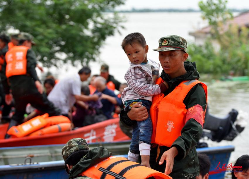 En images : des soldats chinois qui luttent contre les inondations