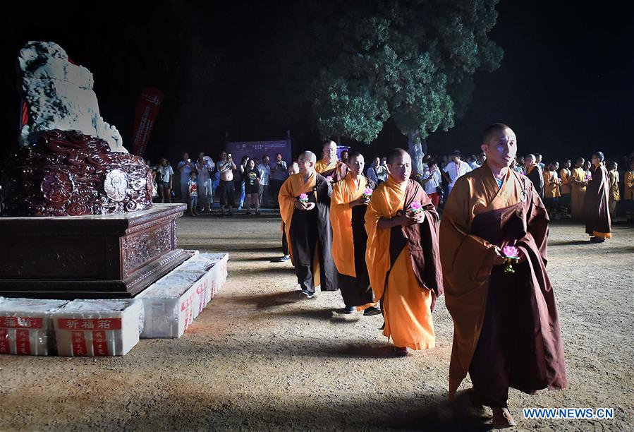 Chine : rituel bouddhiste au temple Shaolin