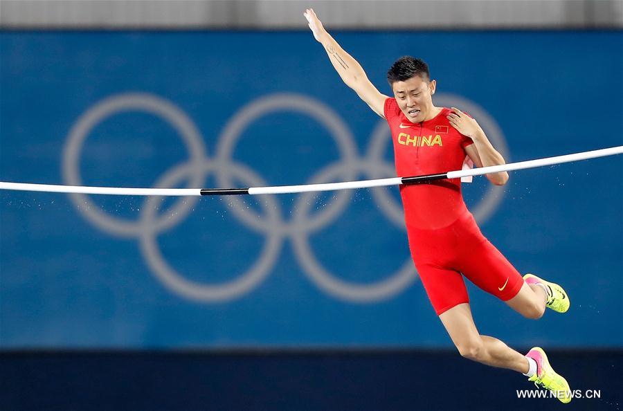 JO 2016 : Le Chinois Xue Changrui lors de la finale du saut à la perche hommes
