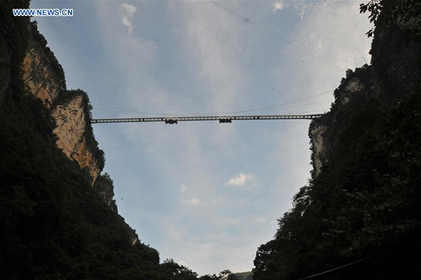 Enjambez le pont en verre le plus long et le plus haut du monde 
