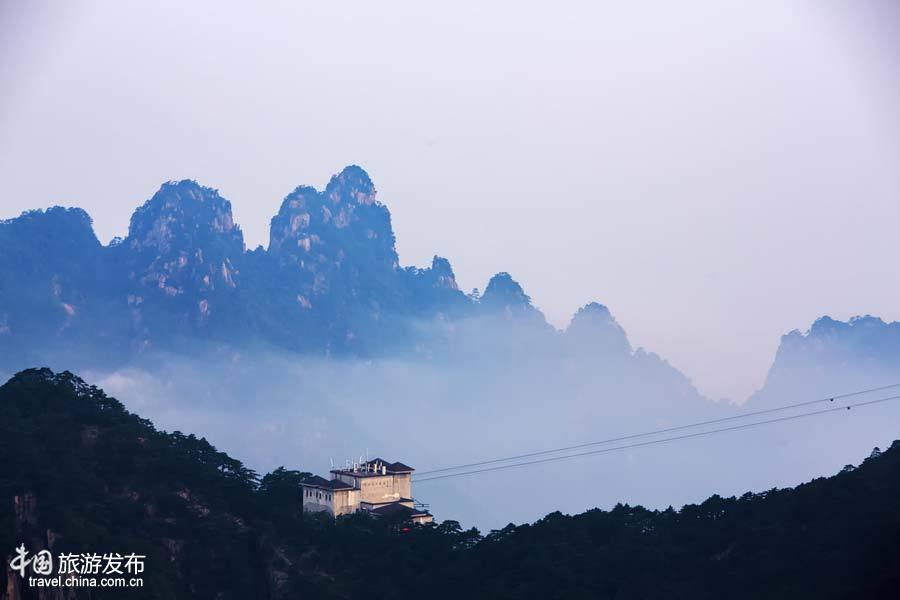 Chine : les monts Huang enveloppés par une brume épaisse